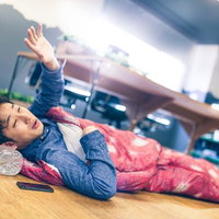 早朝、連日の残業で寝袋姿の上司の写真