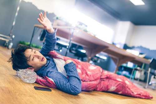 早朝、連日の残業で寝袋姿の上司