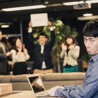 自社で催したプレゼント企画の当選者がすべて自社の社員の写真