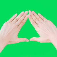 グリーンバックを背景にした気功砲のポーズをとる両手の写真