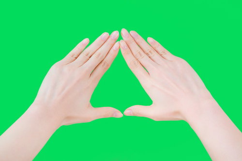 グリーンバックを背景にした気功砲のポーズをとる両手の写真