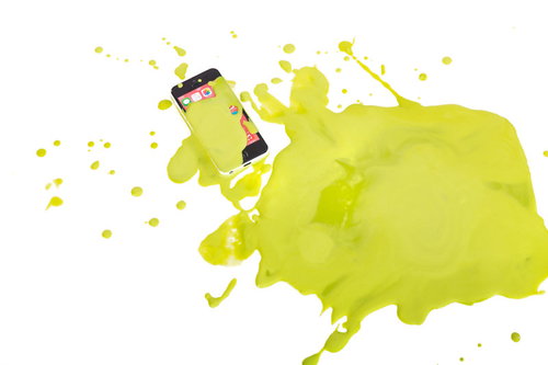 スマホに緑の液体かけられた！