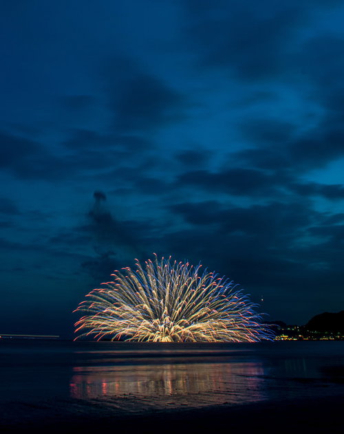 鎌倉花火大会で海上に咲く水中花火と夜景