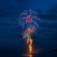 日が落ちた夜空に打ち上がる花火大会の光景の写真