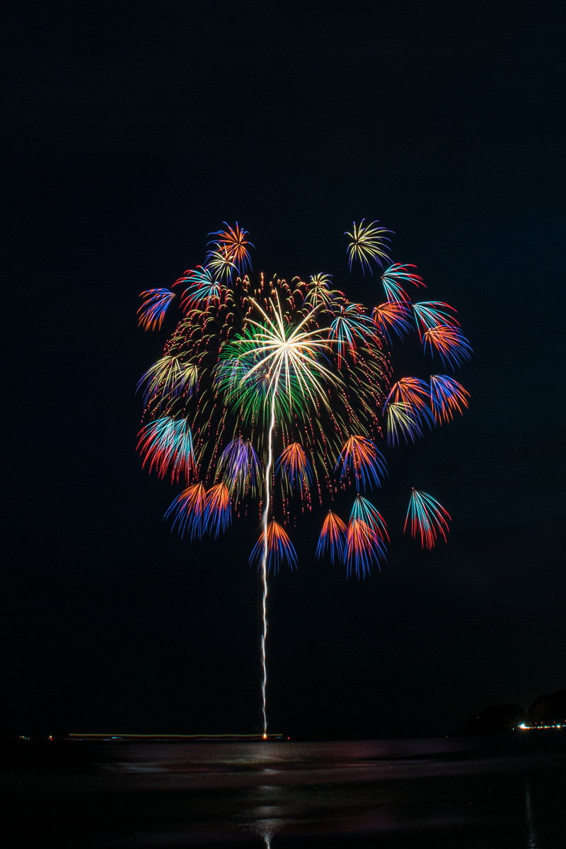 赤い打上花火が連続して開く夜空