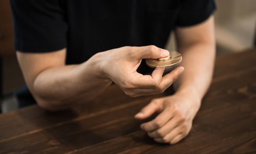 ハンドスピナー回転中、ベアリングが高速で回る手元