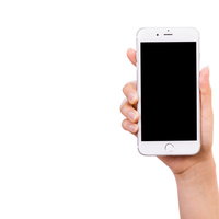 満開の桜の下でほほえむ女の子の写真