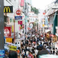 人で溢れかえる原宿竹下通りの歩行者天国。休日の賑わいの写真