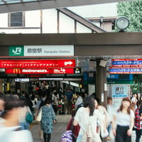 利用者の多いJR原宿駅前の改札周辺の人混み風景の写真