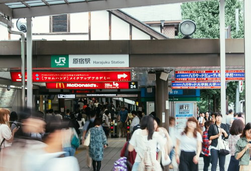 利用者の多いJR原宿駅前の改札周辺の人混み風景