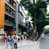 週末の東京駅前、人混みで賑わうストリートの写真