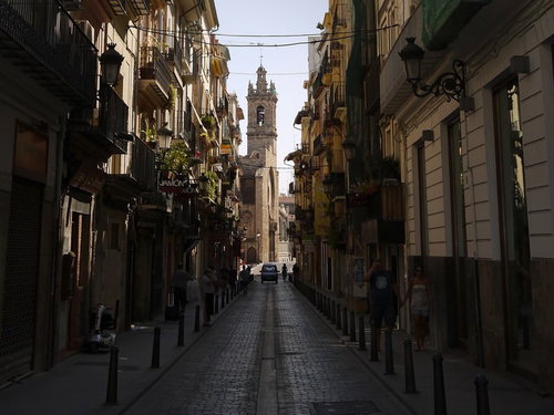 外国の路地裏と教会の鐘楼