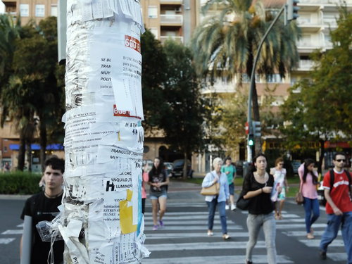 電柱にチラシが貼られたスペインの街角