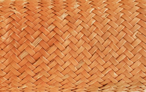 斜めに編んだ茶色い竹編みのテクスチャー