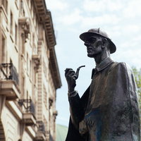 ロンドンにあるシャーロックホームズの像の写真