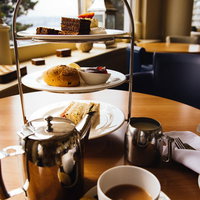 ホテルのアフタヌーンティーセット、3段スタンドに並ぶサンドイッチとスイーツの写真