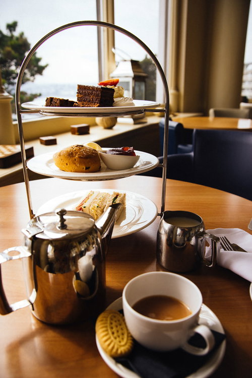 ホテルのアフタヌーンティーセット、3段スタンドに並ぶサンドイッチとスイーツ