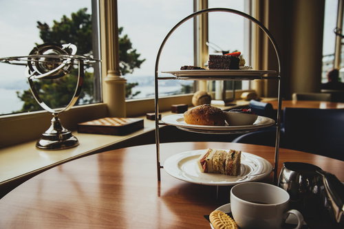 窓辺に広がる3段ティースタンドのアフタヌーンティー