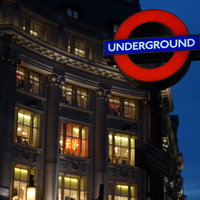 ロンドンの夜の街並みと赤いUNDERGROUND地下鉄の標識の写真