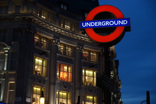 ロンドンの夜の街並みと赤いUNDERGROUND地下鉄の標識