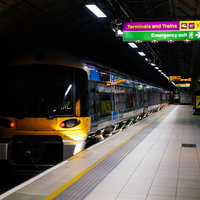 ロンドンの地下鉄駅のホームに停車する空港列車の写真