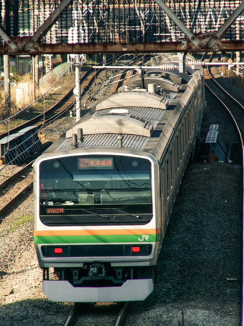 線路上を走行する東海道線E231系電車