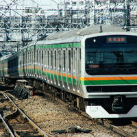 東海道線E231系電車が線路上に複数並ぶの写真