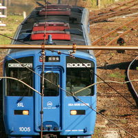 歩道橋から見るシーサイドライナーの青い車体の写真