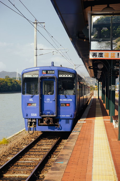 走行中のJR九州783系特急電車