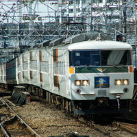 JR東日本管内を走る湘南ライナーの走行風景の写真