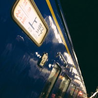 ホーム停車中の寝台特急北斗星の車両の写真