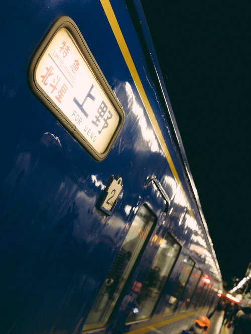 ホーム停車中の寝台特急北斗星の車両