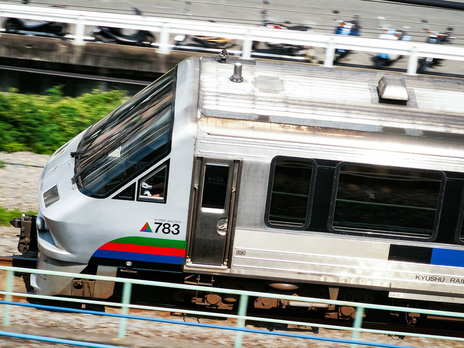 長崎本線783系の電車が線路上を走行している様子