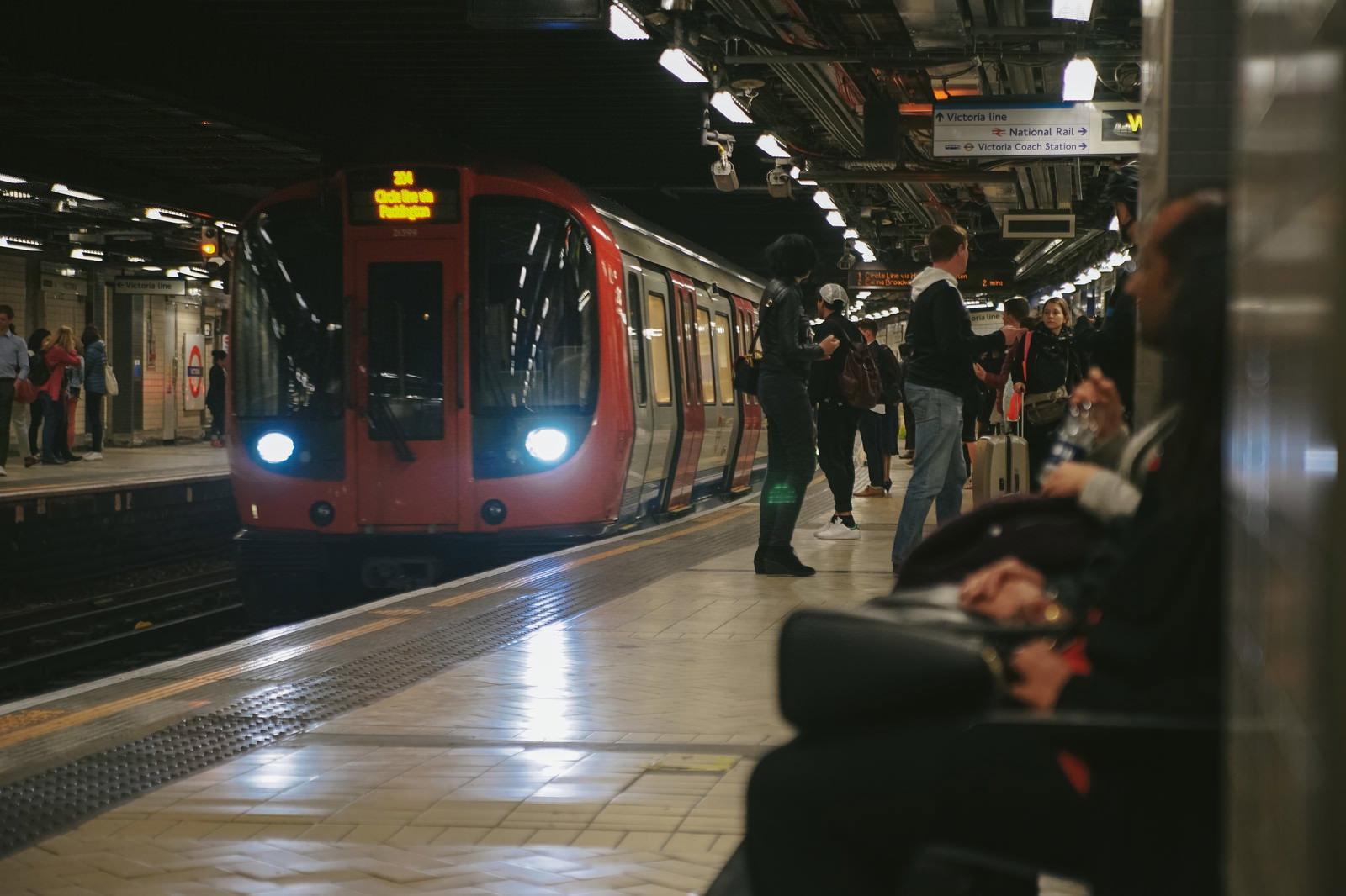 ロンドンの地下鉄ホームに停車する赤い電車