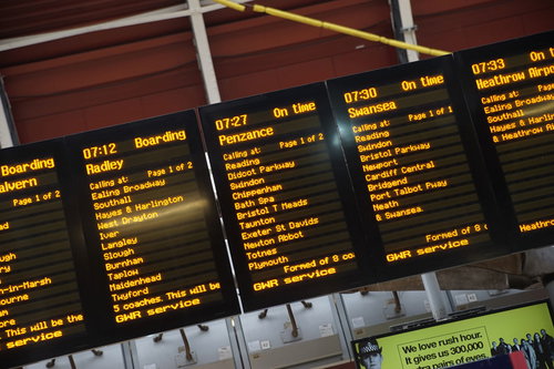 ロンドンの駅ホームに表示される列車の電光掲示板