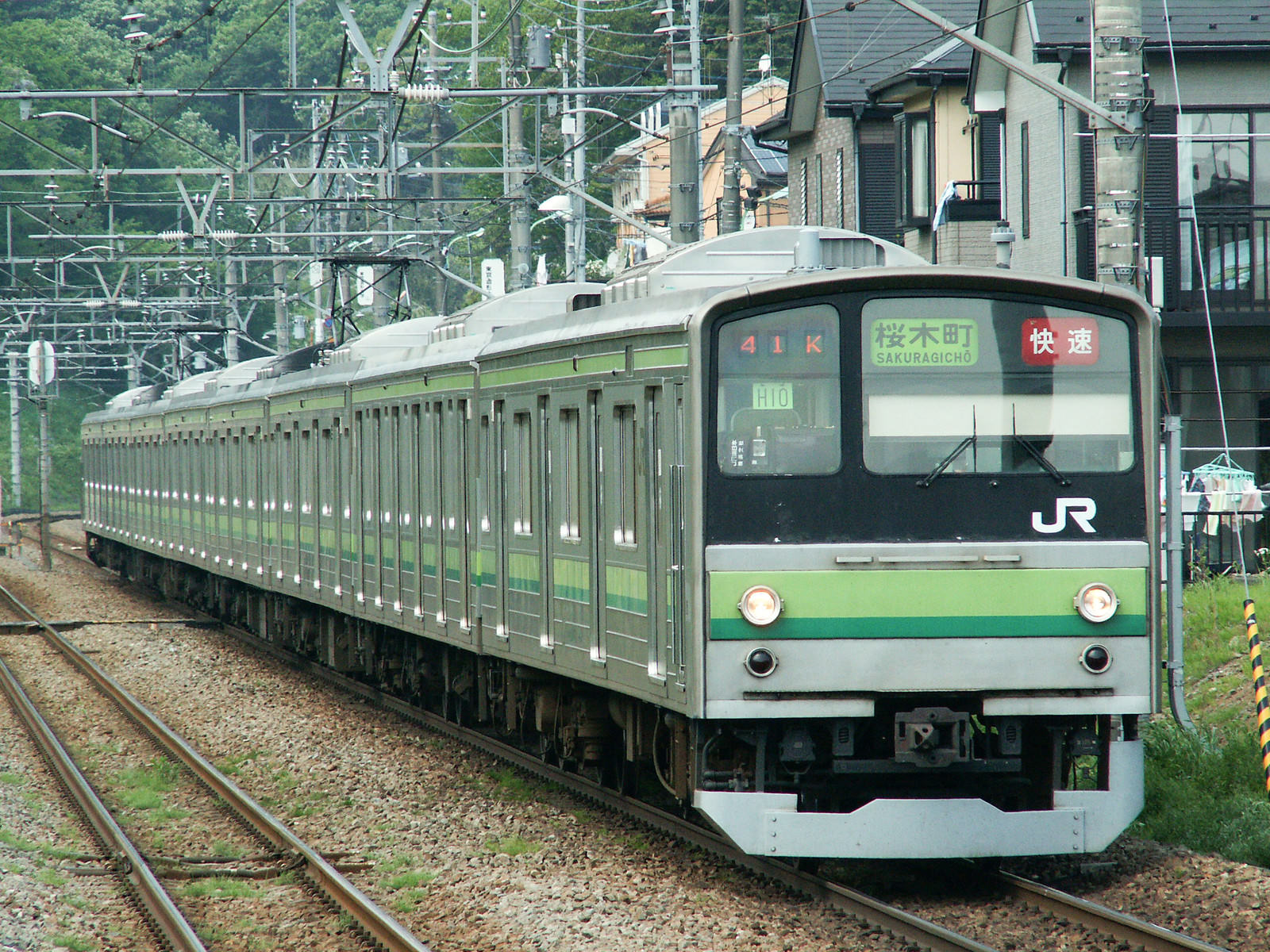 JR横浜線を走る205系の快速桜木町行き電車