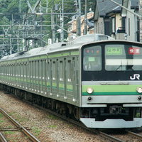 JR横浜線を走る205系電車の白と緑のツートンカラー車体の写真