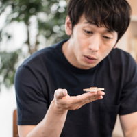 よく回るハンドスピナーに感心する男性の集中力の写真
