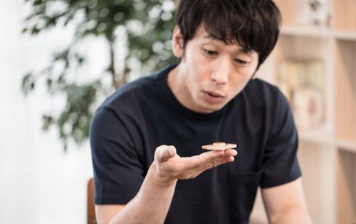 よく回るハンドスピナーに感心する男性の集中力