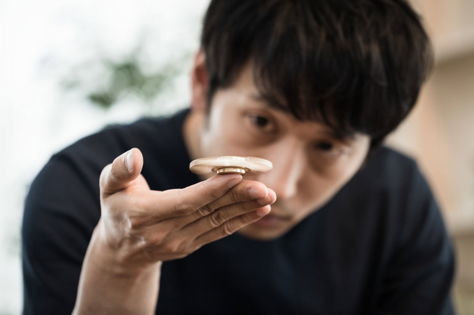 両手にハンドスピナーを乗せてバランスを取る男性［モデル：大川竜弥］
