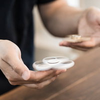 どちらのハンドスピナーが長時間回転し続けられるのか、両手で比較確認中の写真