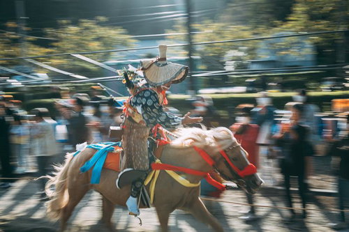 古殿八幡神社の境内で行われる流鏑馬の騎手