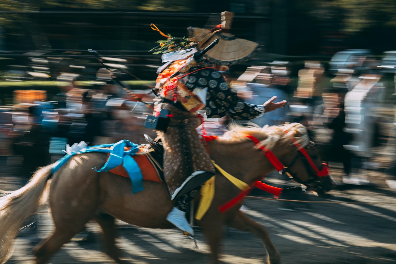 古殿八幡神社の境内で流鏑馬を行う装束姿の騎手と馬