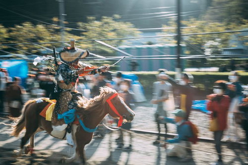 馬の力強く地を蹴る騎手の集中、古殿八幡神社の流鏑馬