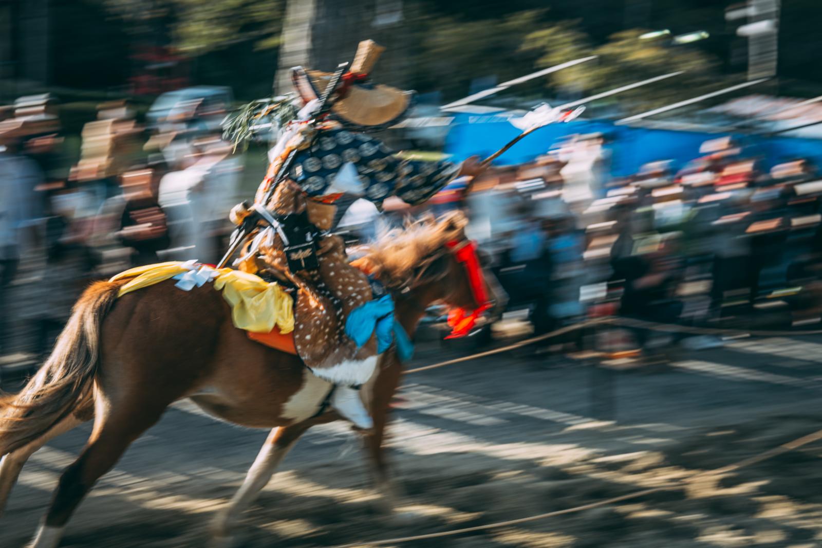 古殿八幡神社の境内で流鏑馬を繰り広げる装甲姿の騎馬武者