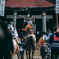 古殿八幡神社の境内で騎馬する騎手の後ろ姿の写真