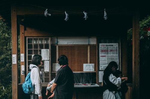 古殿八幡神社の境内にある授与所に立ち寄る参拝客