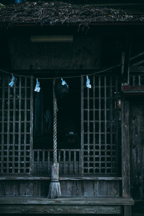古殿八幡神社の境内に静かに佇む本坪鈴と鈴緒