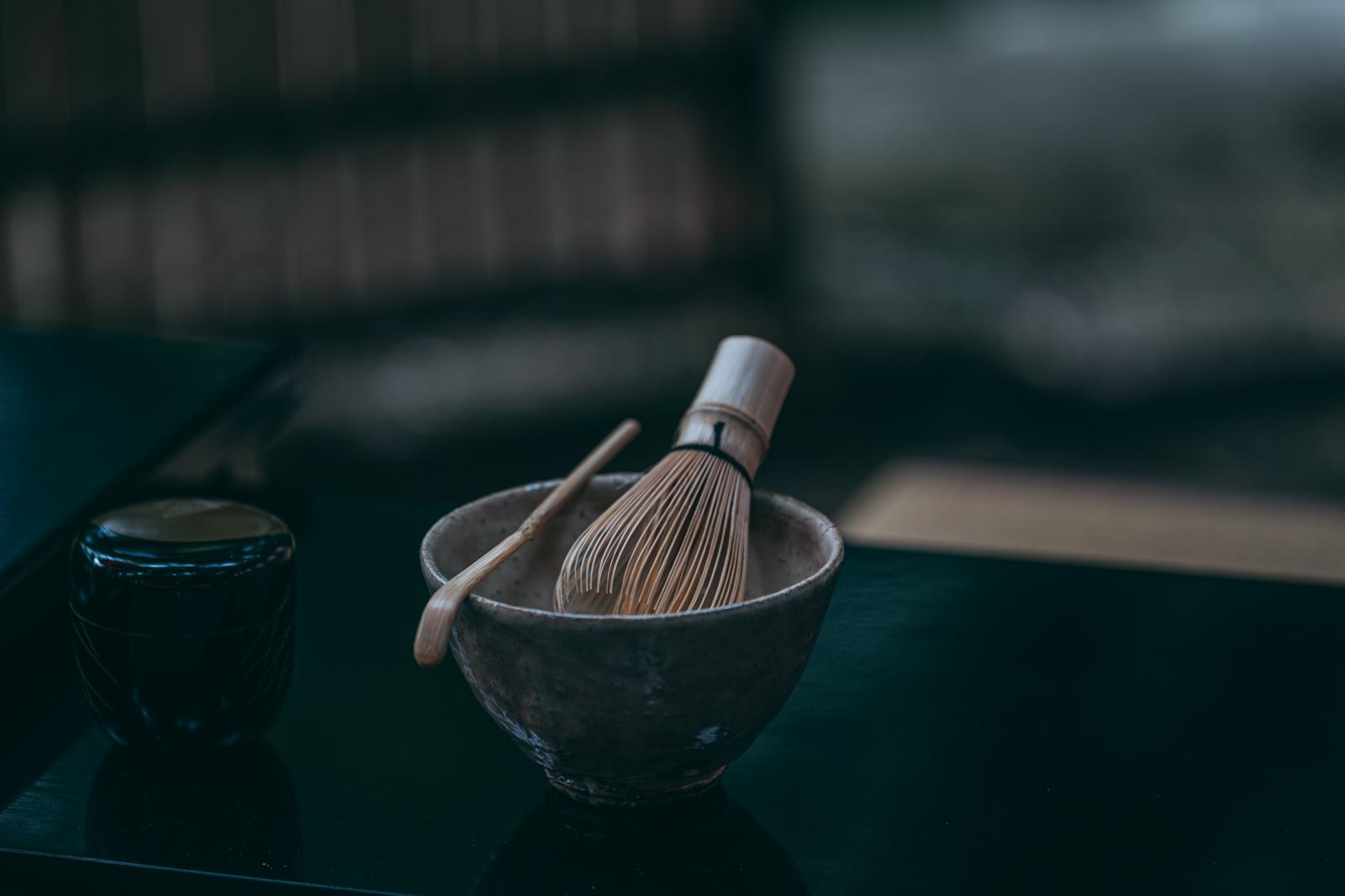 古殿八幡神社の茶道具セット、黒い茶碗に白竹の茶筅と茶杓