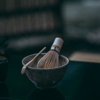 古殿八幡神社の境内で展示された茶碗と茶筅、茶杓などの茶道具の写真